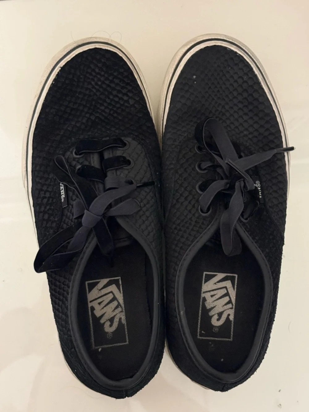 Vans Women's Black & white embossed snakeskin Textured Platform Sneaker size 7